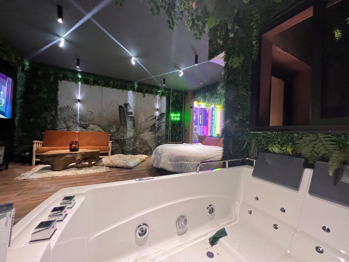 Jungle Au Centre De Marrakech Avec Jacuzzi ! Bed and Breakfast Marrakesh Exterior foto